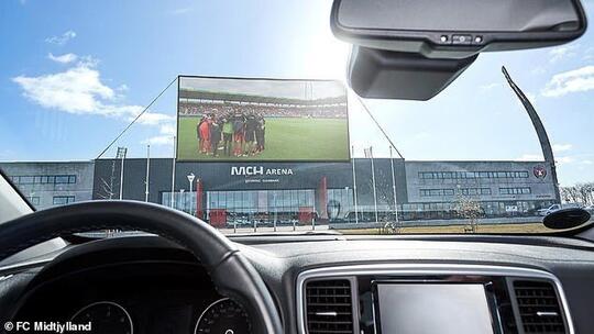 Klub Denmark Ini Sulap Parkiran Stadion Jadi Drive In Cinema