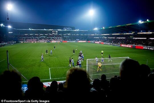 Klub Denmark Ini Sulap Parkiran Stadion Jadi Drive In Cinema
