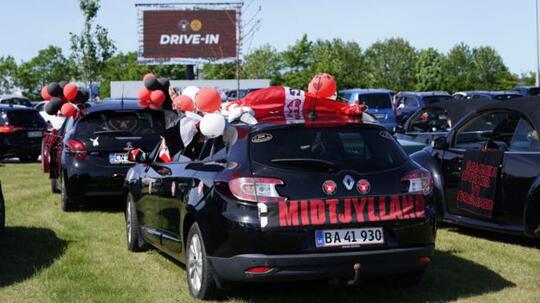Klub Denmark Ini Sulap Parkiran Stadion Jadi Drive In Cinema