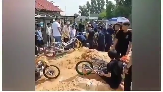 Heboh Penghormatan Terakhir dari Komunitas Drag Race, Geber Motor di Pemakaman!