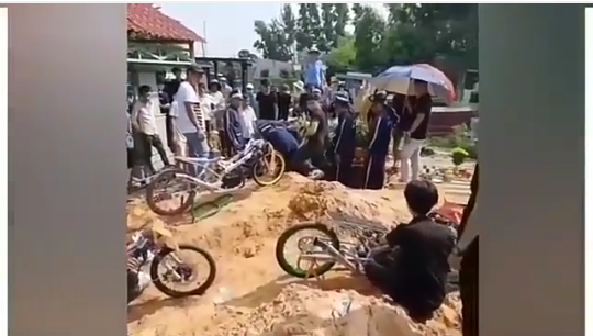 Heboh Penghormatan Terakhir dari Komunitas Drag Race, Geber Motor di Pemakaman!