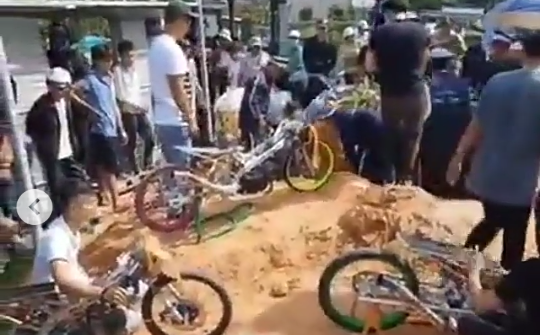 Heboh Penghormatan Terakhir dari Komunitas Drag Race, Geber Motor di Pemakaman!