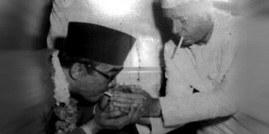 Sering Lihat Foto Bung Karno Ngerokok? Nih Merek Rokoknya..