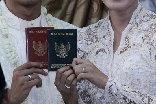 Kameramen Nyuruhnya Gaya Bebas, Si Tamu Malah Cium Mempelai Cewek.. Epic Bener!