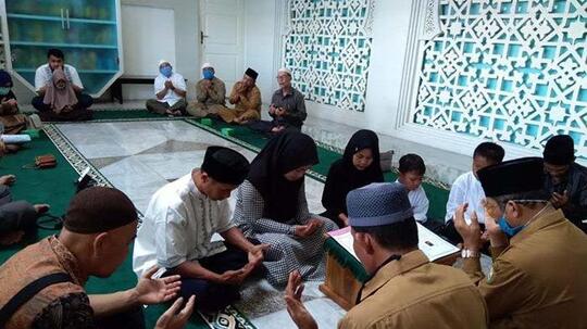 Satu Keluarga dari Simalungun Masuk Islam di Masjid Raya Baiturrahman Banda Aceh