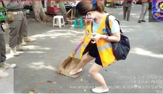 Viral Video Perempuan Pelanggar PSBB Terlihat Jijik Menyapu Jalan di Jakbar