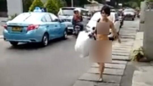 Orang Gila Telanjang Malah Direkam, Sampean Waras?