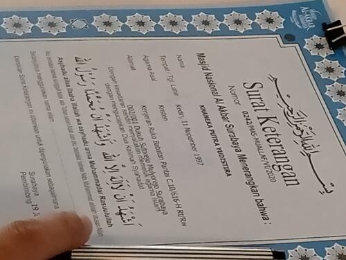 Milenial Tampan Ikrar Syahadat di Masjid Al-Akbar Surabaya
