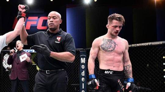Sungguh Kocak Abis! Petarung Ini Kabur Di Tengah-Tengah Laga UFC