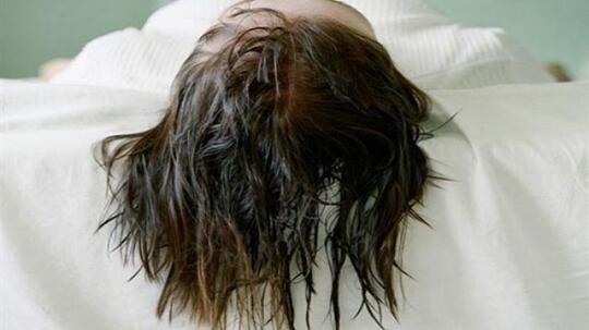 Sering Tidur dengan Rambut Basah? Hindari, Atau Kalian Akan Terkena Penyakit Ini