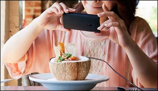 Tahukah Kamu Kalau Makanan Bisa Langsung Dimakan Tanpa Harus Menguploadnya Ke Sosmed?
