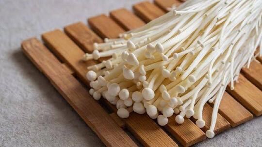 Hati-hati Konsumsi Jamur Enoki, Kamu Tahu Jamur Apa Itu?