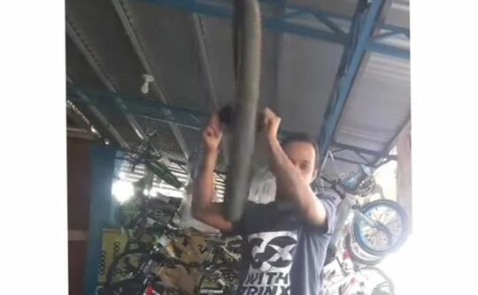 Aneh dan Ajaib, Montir Ini Luruskan Velg Sepeda dengan Cara Dibanting! Kok Bisa Ya?