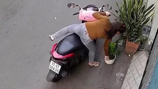 Nekat, Perempuan Ini Jatuh Bangun di Jalanan karena Niat Mencuri Vas Bunga! Parah Sih