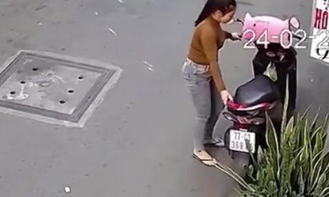 Nekat, Perempuan Ini Jatuh Bangun di Jalanan karena Niat Mencuri Vas Bunga! Parah Sih