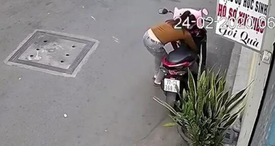 Nekat, Perempuan Ini Jatuh Bangun di Jalanan karena Niat Mencuri Vas Bunga! Parah Sih