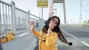 Viral! Emak-emak Ini Berjoged Tik-tok Ala India di Jembatan Suramadu, Biar Apa?