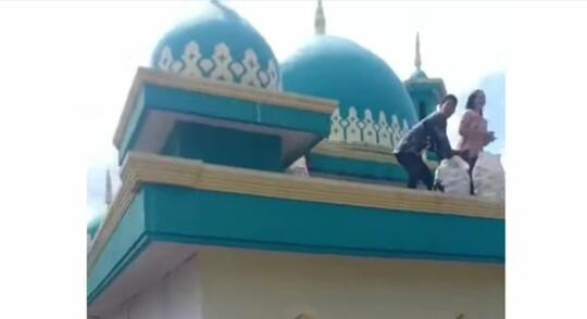 Heboh Video Orang Bagi-bagi Mie Instan dari Atas Masjid! Netizen: Gak Ada Cara Lain?