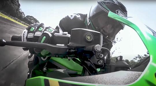 Ternyata Power Kawasaki ZX25R Setara Dengan Power Moge Ini