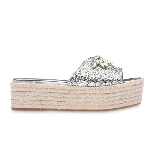 Ugly Sandal Sedang Trendi—dan Ini Cara Memakainya agar Lebih Cantik