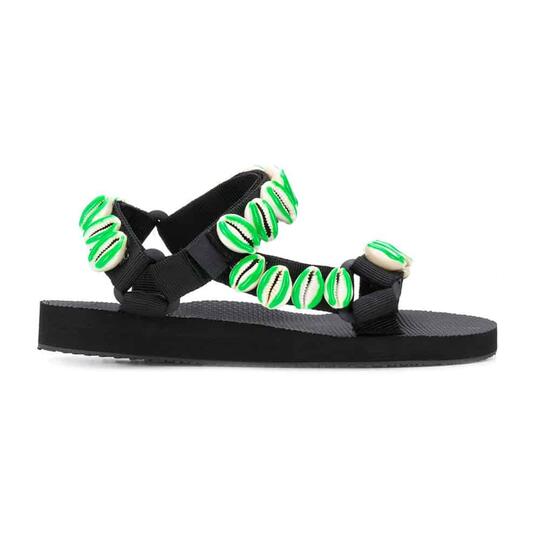 Ugly Sandal Sedang Trendi—dan Ini Cara Memakainya agar Lebih Cantik