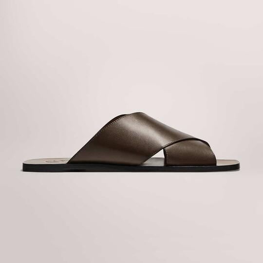 Ugly Sandal Sedang Trendi—dan Ini Cara Memakainya agar Lebih Cantik