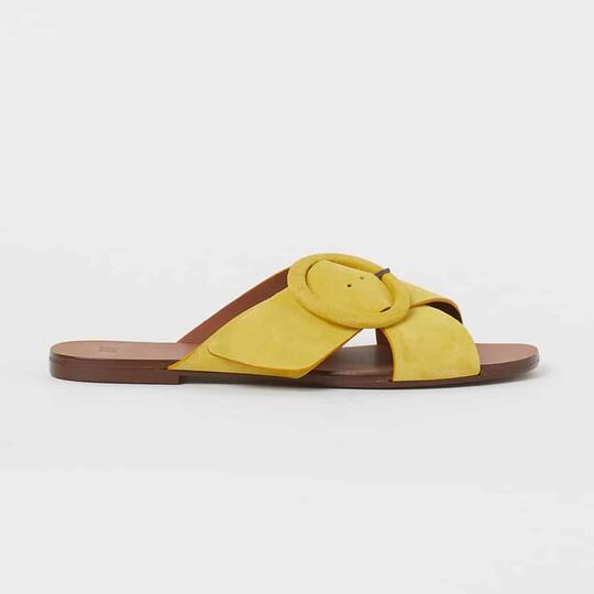 Ugly Sandal Sedang Trendi—dan Ini Cara Memakainya agar Lebih Cantik