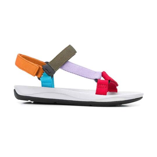 Ugly Sandal Sedang Trendi—dan Ini Cara Memakainya agar Lebih Cantik