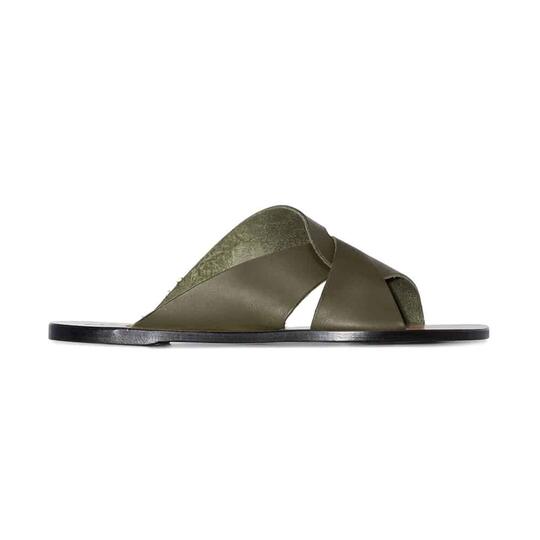 Ugly Sandal Sedang Trendi—dan Ini Cara Memakainya agar Lebih Cantik
