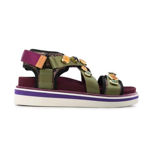 Ugly Sandal Sedang Trendi—dan Ini Cara Memakainya agar Lebih Cantik