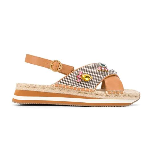 Ugly Sandal Sedang Trendi—dan Ini Cara Memakainya agar Lebih Cantik