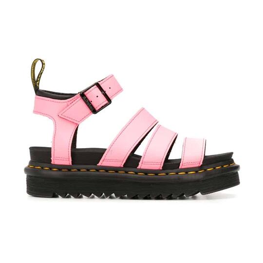 Ugly Sandal Sedang Trendi—dan Ini Cara Memakainya agar Lebih Cantik