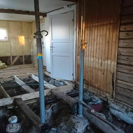 Pasangan Ini Temukan "KUBURAN KUNO" Di Bawah Lantai Rumah Saat Renovasi
