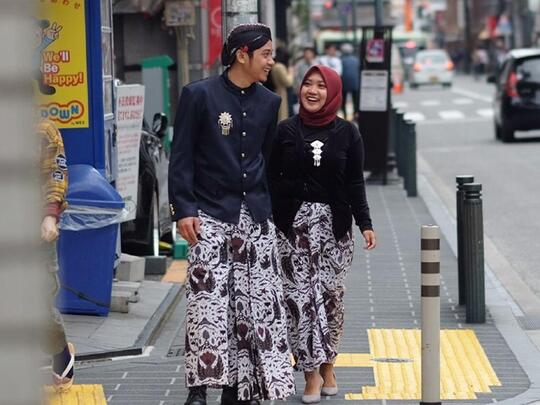 Foto Prewed Di Luar Negeri Bukan Alasan Untuk Tak Kenakan Baju Daerah Asal!