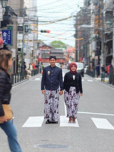 Foto Prewed Di Luar Negeri Bukan Alasan Untuk Tak Kenakan Baju Daerah Asal!