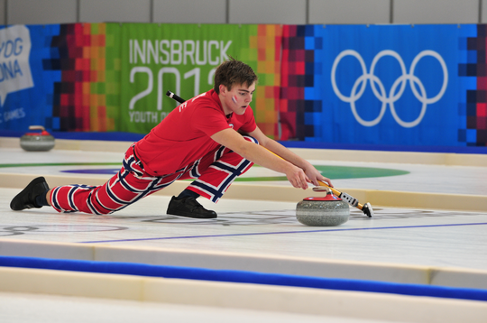 Mengenal Olah Raga Curling, Permainan yang Mirip dengan Cleaning Service Ngepel!