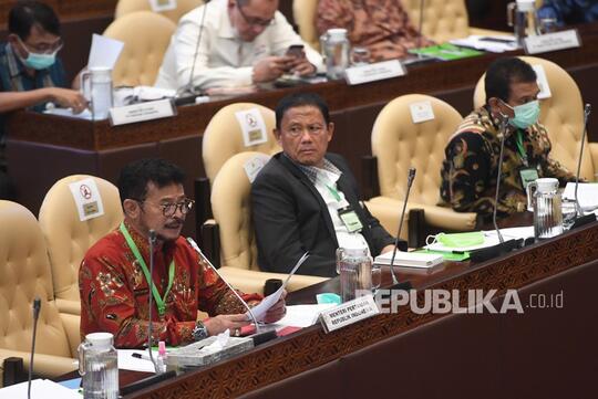 Katanya Bukan Kalung Anti Virus Corona, Kok Pak Menteri Tetap Memakainya?
