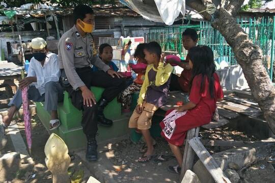 Saking Sulitnya Cari Tempat Anak Anak Ini Harus Belajar Diatas Kuburan