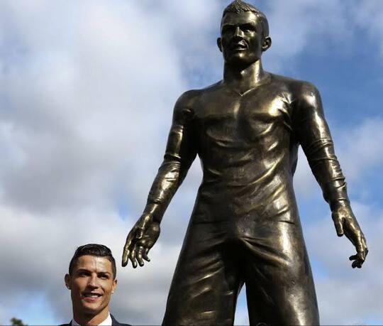 Penistaan Patung Cristiano Ronaldo, Area Selangkangan Berubah Warna Sebab Ulah Turis!