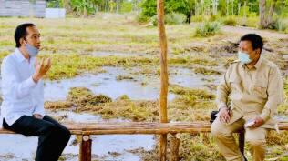 Prabowo Posting Foto, Serius Menyimak Presiden Jokowi Sambil Duduk di Saung Kayu