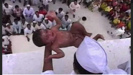 Tradisi 'Baby Throwing' di India Ini, Auto Bikin Jantungan!