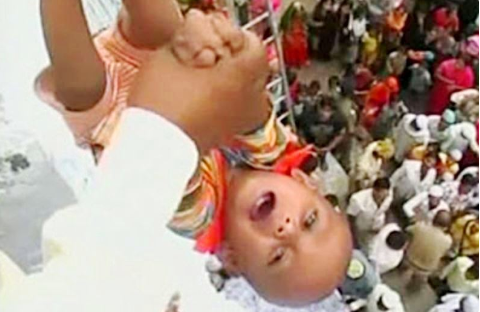 Tradisi 'Baby Throwing' di India Ini, Auto Bikin Jantungan!
