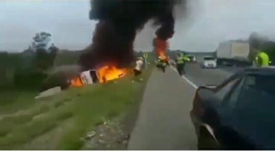 Parah! Nekat Jarah Truk Tangki BBM yang Terguling! 11 Orang Hangus Terbakar!