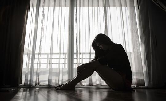Cewek Blonde Ini Dihujat karena Gaun Kondangannya Seksi, Netizen Sudah Tabayyun?