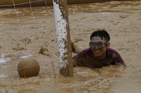 Hal Unik Ini Ada Pada Sepak Bola. Salah Satunya Swamp Soccer!