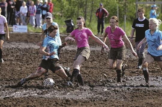 Hal Unik Ini Ada Pada Sepak Bola. Salah Satunya Swamp Soccer!