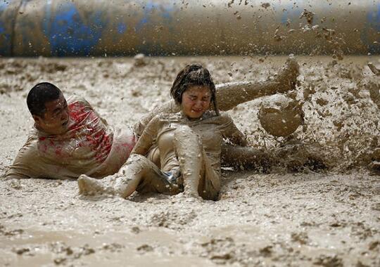 Hal Unik Ini Ada Pada Sepak Bola. Salah Satunya Swamp Soccer!