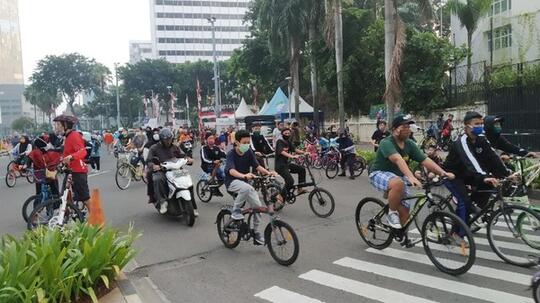 Bundaran HI Kembali Dipadati Pesepeda-Pelari Meski Tak Ada CFD