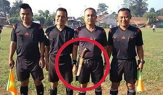 Fun Football yang Katro! Ga Usah Sampe Cederain Wasit Lah!!