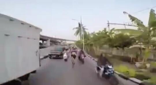 NEKAT, Seorang Bule Bersepeda Melawan Arus Lalu Lintas! Editan atau Pamer Keahlian?